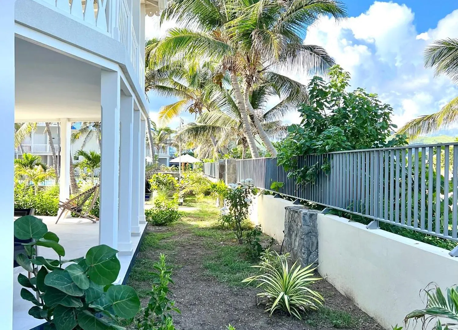 Spacious Studio With Pool And Beach In Orient Bay Cul de Sac Apartment